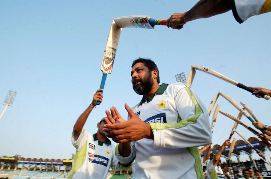 Pakistan's cricket playerspay respect to Inzamam-ul-Haq on the fifth day of their second test cricket match against South Africa in 2007