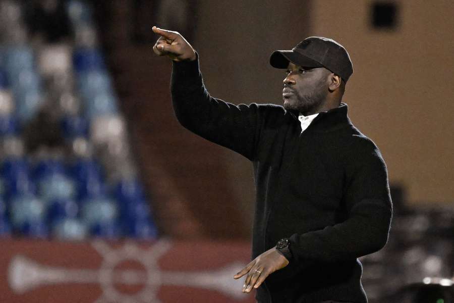 Emerse Faé da órdenes a los suyos