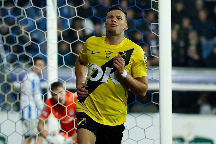 Sydney Van Hooijdonk ao serviço do Estrela Sydney Van Hooijdonk ao serviço do Estrela