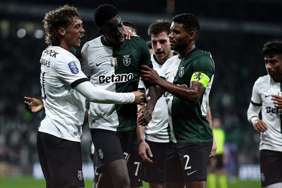 Blopa foi titular e bisou na estreia na equipa principal