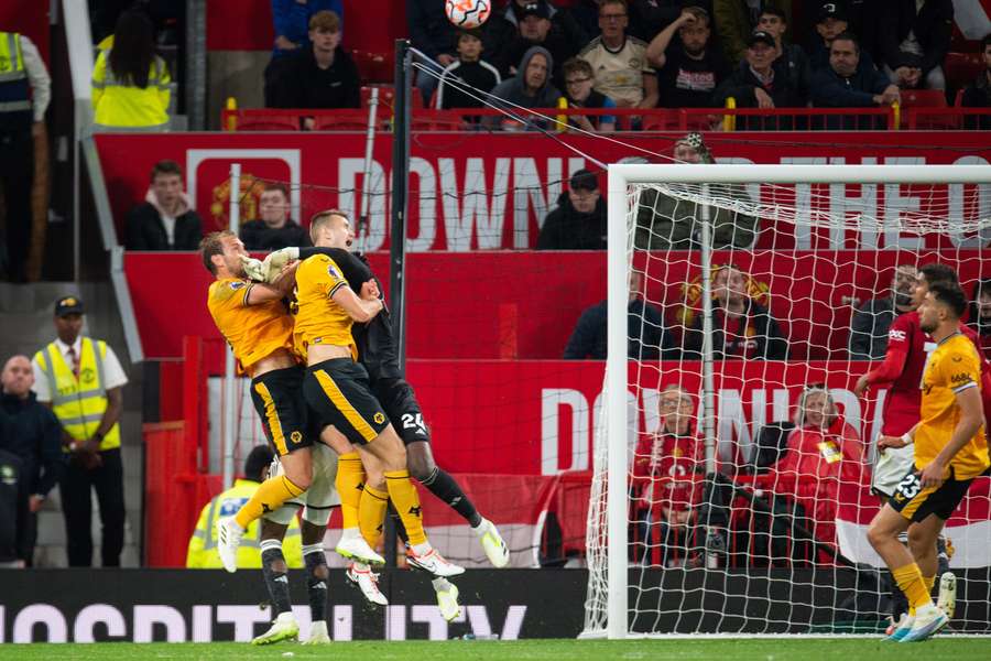 André Onana raakte de tegenstander in plaats van de bal