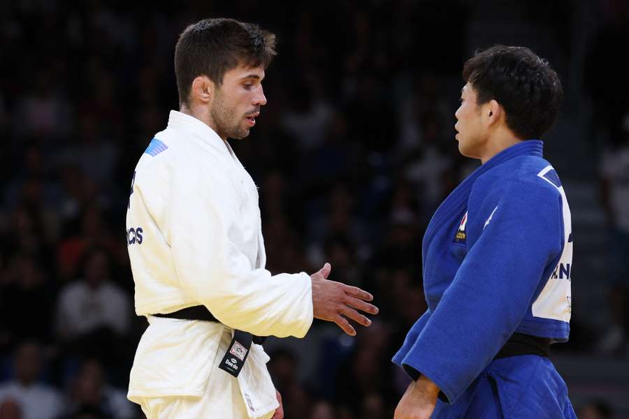 Fran Garrigós le ofrece la mano a un Nagayama que la rechaza