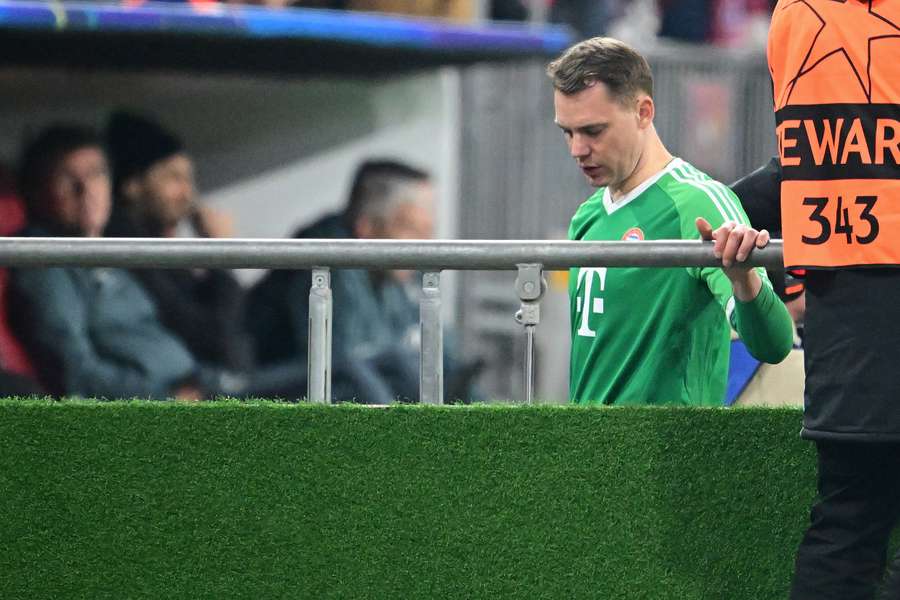 Manuel Neuer abandona el terreno de juego durante el partido de ida de los octavos de final de la Liga de Campeones contra el Leverkusen.