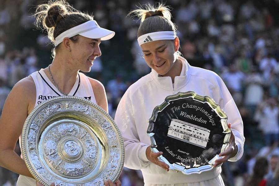 Linda Nosková a Karolína Muchová po wimbledonském finále. Linda Nosková a Karolína Muchová po wimbledonském finále.