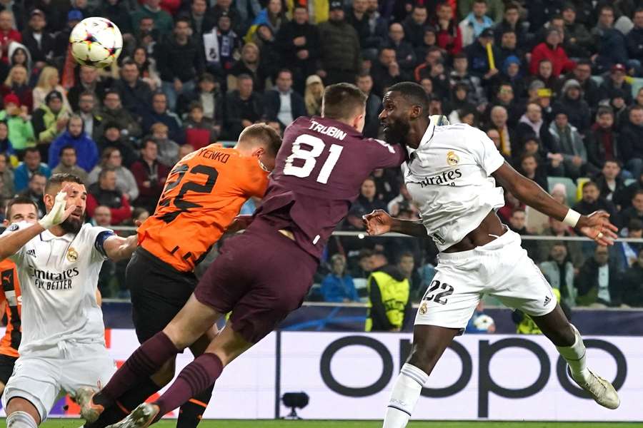 Rüdiger empatou de cabeça no minuto final