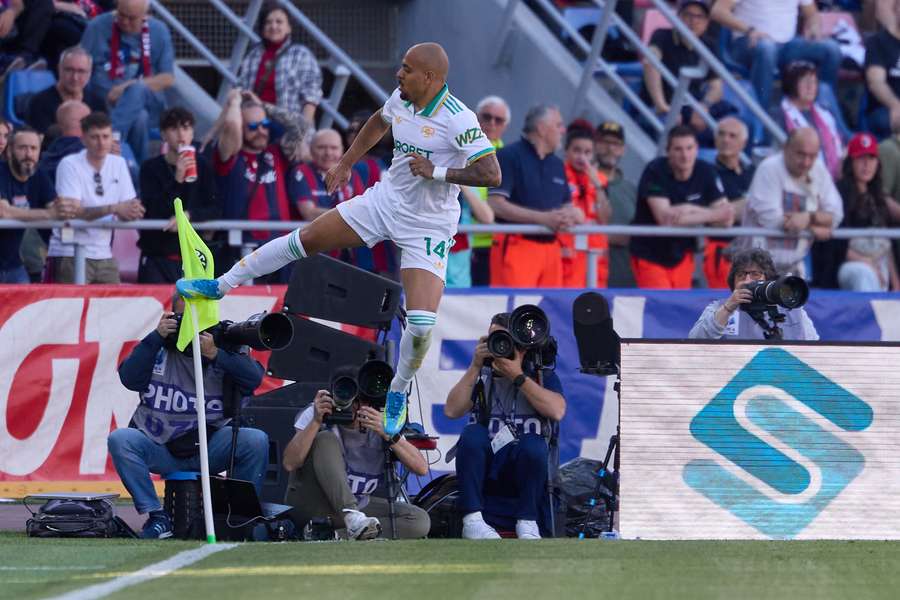 Malen celebra o golo do 0-1 da Roma