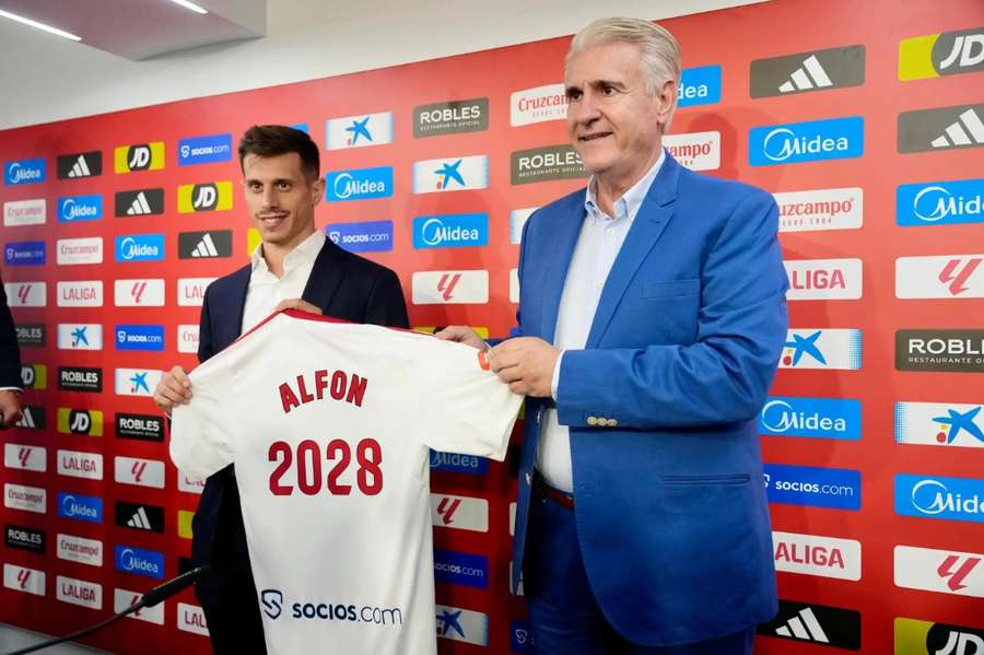 Alfon posa con la camiseta del Sevilla