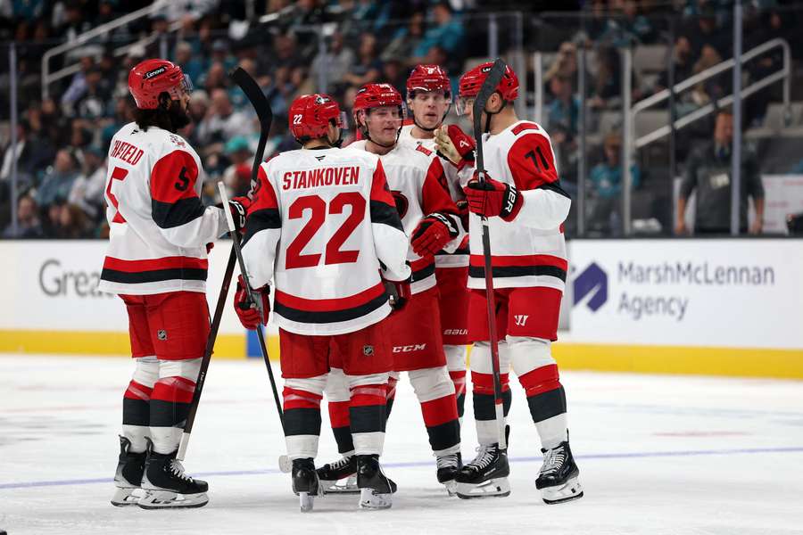 Hurricanes i Stars wciąż niepokonani w tym sezonie NHL