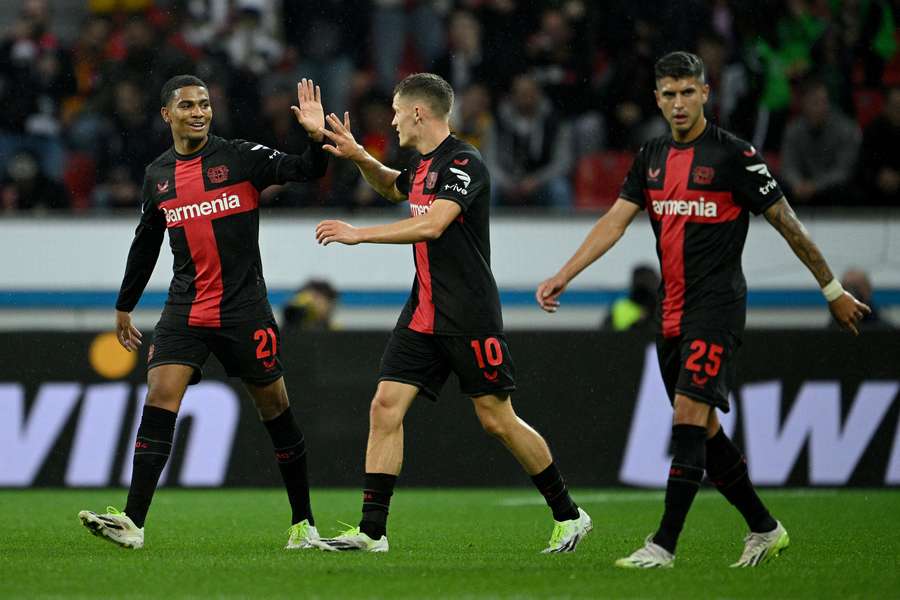 Wirtz (uprostřed) v zápase Leverkusenu jeden gól vstřelil a na jeden nahrál.