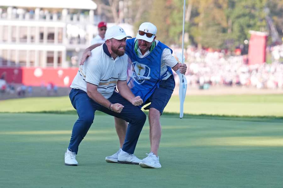 Shane Lowry versenkte den entscheidenden Putt zur europäischen Titelverteidigung.