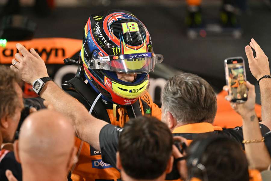 Piastri celebrates his victory in Bahrain with his team