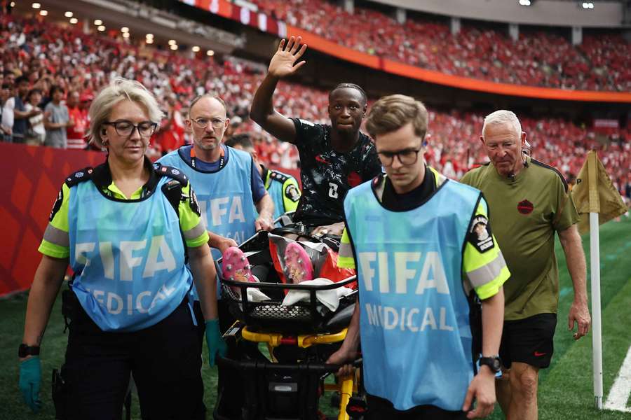 Ismael Koné saiu do estádio a agradecer o apoio do público Ismael Koné saiu do estádio a agradecer o apoio do público
