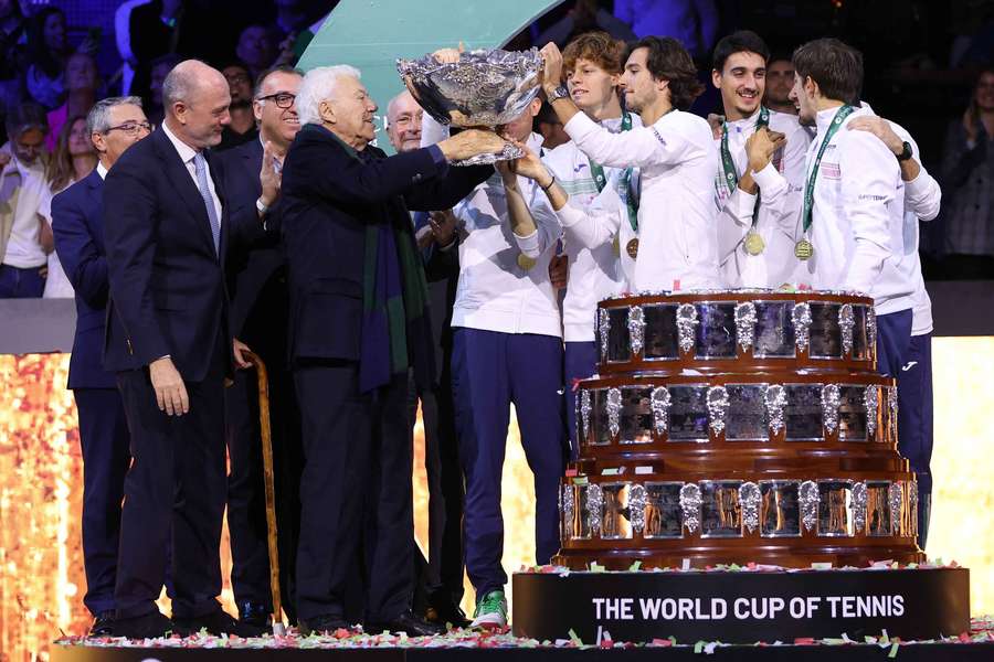 Nicola Pietrangeli riceve il trofeo dopo la vittoria dell’Italia in Coppa Davis contro l’Australia, nel 2023.