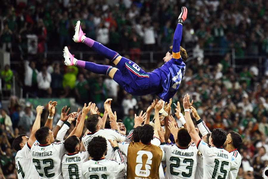 Memo Ochoa es manteado por sus compañeros de México tras el partido ante la República Checa