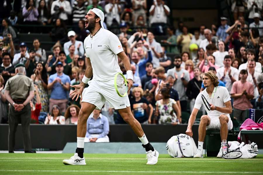 Berrettini comemora a vitória sobre Zverev