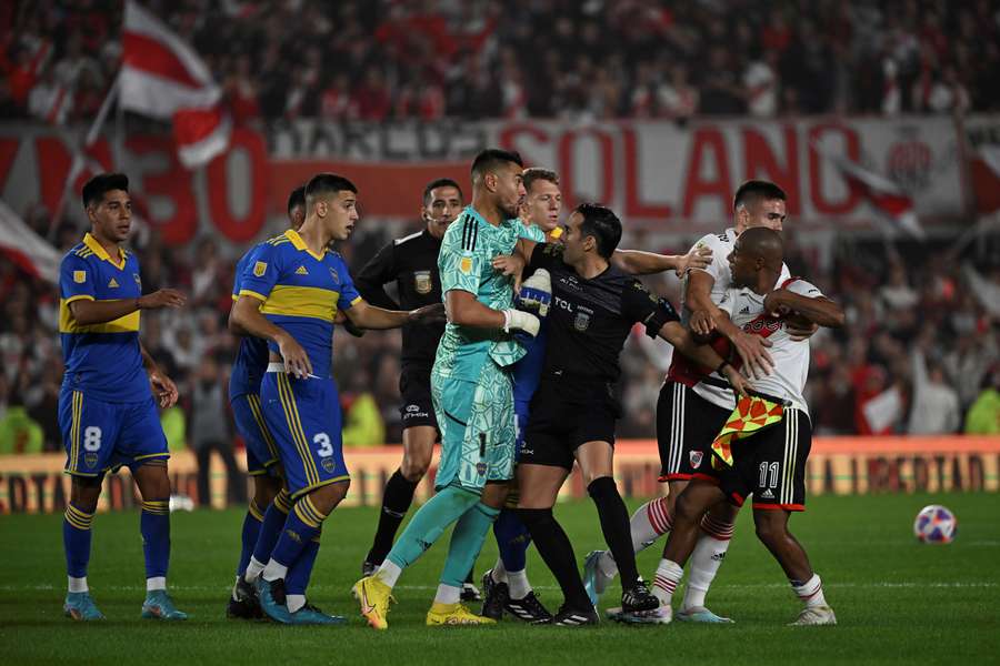 Sieben Rote Karten in Argentiniens Superclasico zwischen River Plate und den Boca Juniors