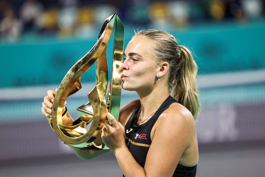 Sára Bejlek s trofejí za vítězství na turnaji v Abú Zabí.