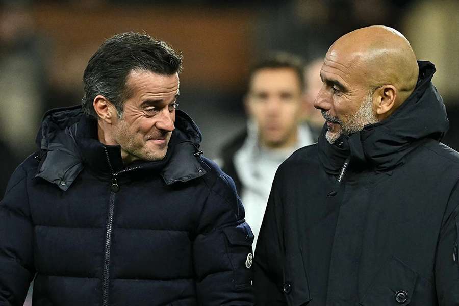 Trenéři Marco Silva a Pep Guardiola po devítigólové přestřelce Fulhamu s Manchesterem City.. Trenéři Marco Silva a Pep Guardiola po devítigólové přestřelce Fulhamu s Manchesterem City..