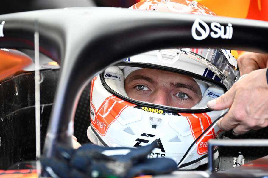 O piloto holandês Max Verstappen, da Red Bull Racing, senta-se em seu carro nos boxes antes da sessão de classificação