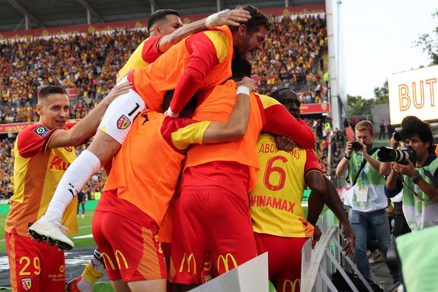 Lens joyeux après son but contre Lille lors du derby du nord.
