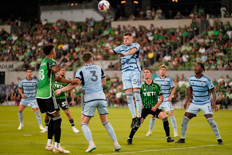 FA przeprowadziła badanie dotyczące wpływu uderzeń głową. FA przeprowadziła badanie dotyczące wpływu uderzeń głową.