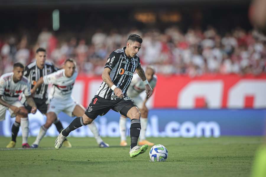 Pavón cobra pênalti que deu a vitória ao Galo