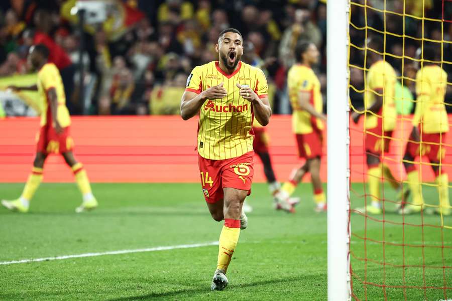 Lens s'offre un festival face à Angers et prend provisoirement la tête en Ligue 1