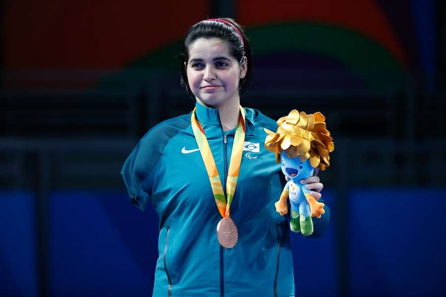 Bruna Alexandre mit der Bronzemedaille bei den Paralympics 2016 in Rio de Janeiro.