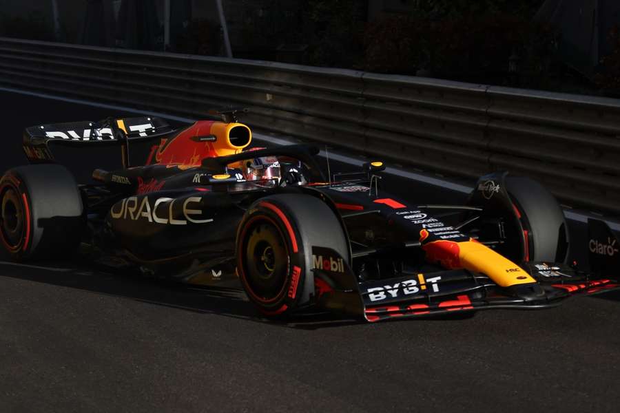 Max Verstappen aast in Bakoe vanaf P2 op Formule 1-zege, Leclerc pole, Pérez P3