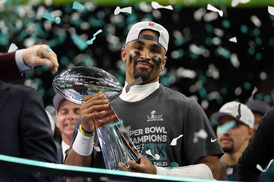 O QB de Philadelphia com o troféu de campeão em Nova Orleans