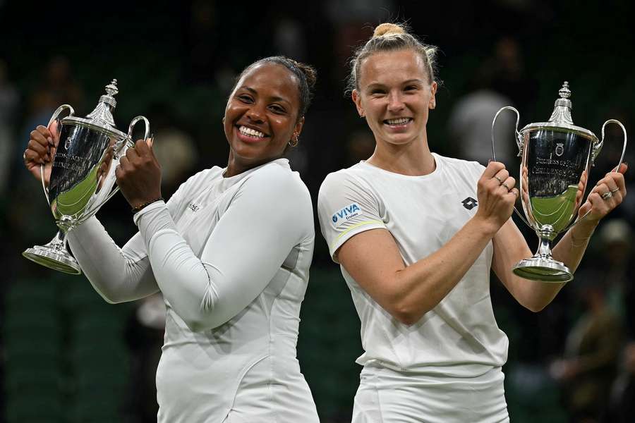 Kateřina Siniaková měsíc po triumfu na Roland Garros ovládla debl i ve Wimbledonu.