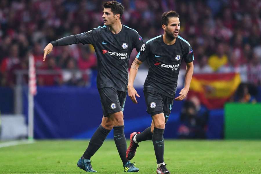 Álvaro Morata e Cesc Fàbregas com a camisola do Chelsea