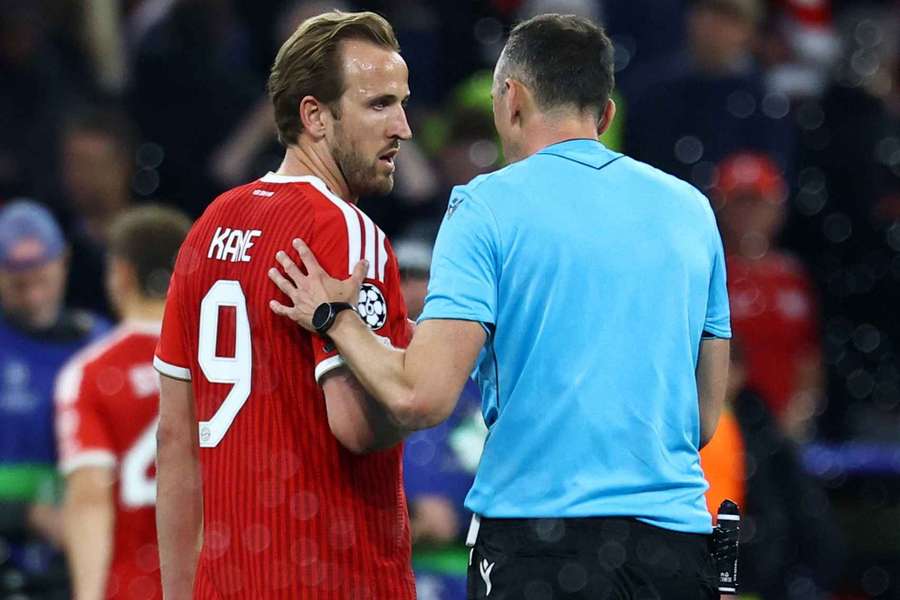 Kane (l.) im Gespräch mit Pinheiro 