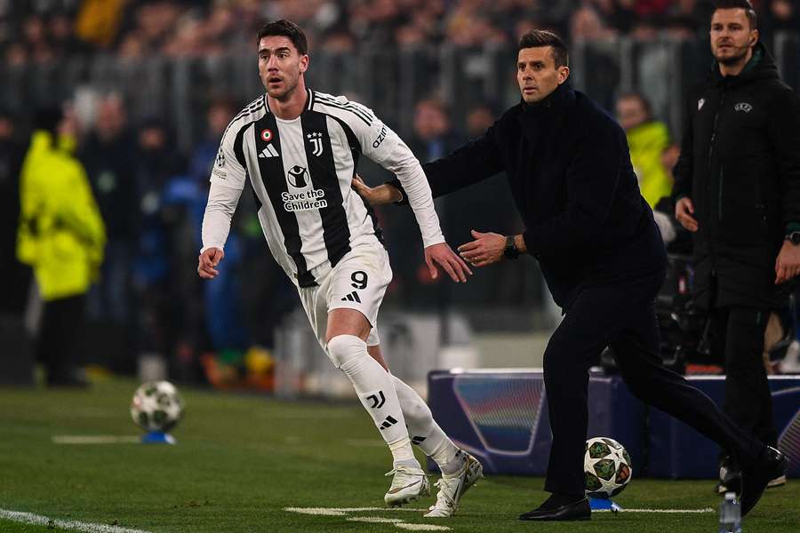 Dusan Vlahovic y Thiago Motta durante el Juventus-PSV