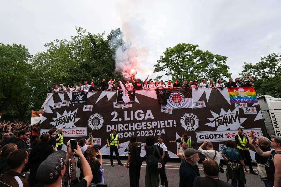 In Hamburg gab es an der Aufstiegsfeier kein Vorbeikommen.