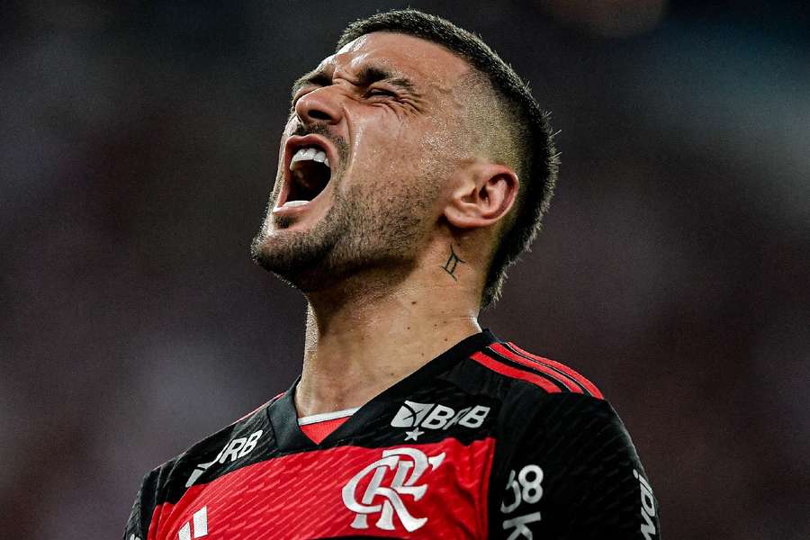 Arrascaeta celebra gol que confirmou a classificação do Flamengo à semifinal da Copa do Brasil 