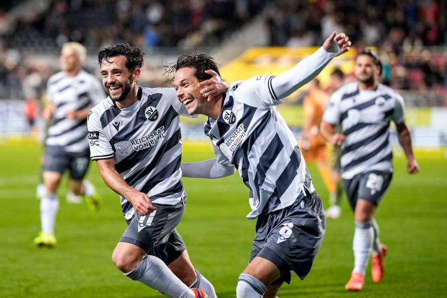 Der SV Sandhausen bleibt nach spektakulärem Sieg Spitzenreiter der 3. Liga.