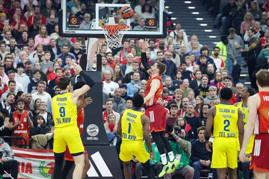 Andreas Obst (r.) am Korb