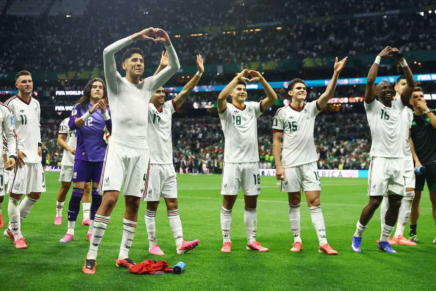 Meksyk z historycznym sukcesem w grupie, Czesi rozbici na Estadio Azteca
