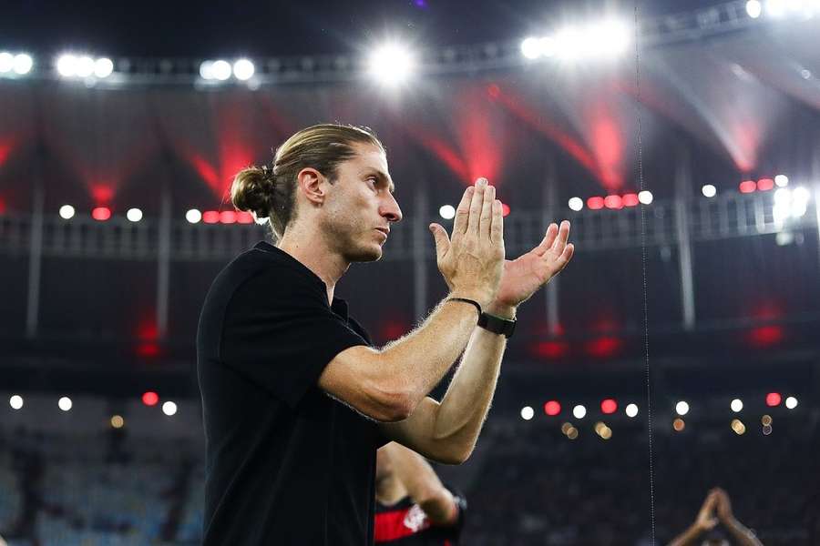 Filipe Luís foi festejado pela torcida do Flamengo em sua estreia