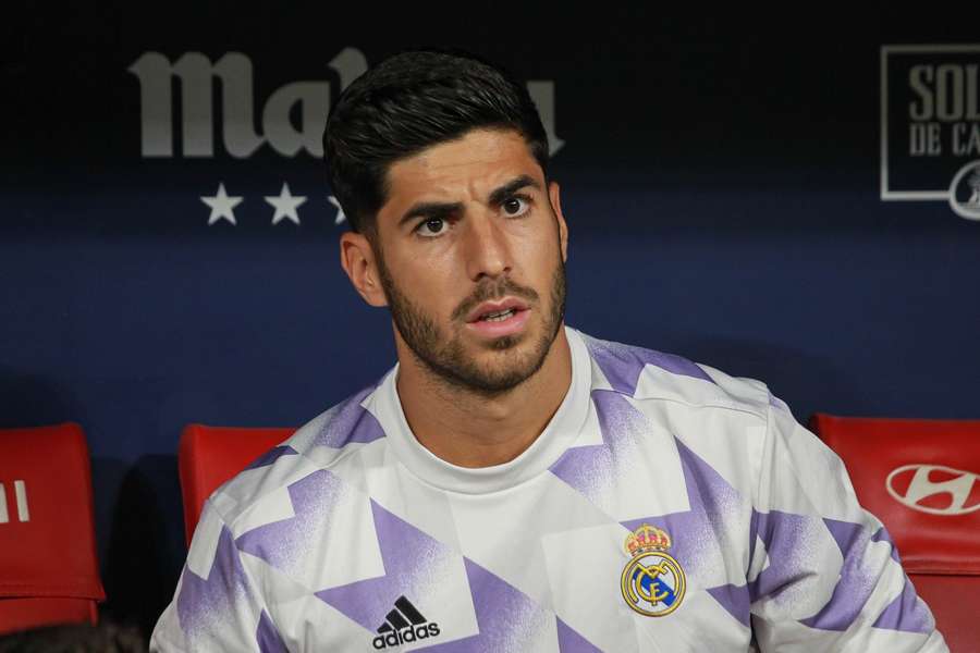 Marco Asensio sur le banc des remplaçants face à l'Atlético de Madrid en Liga. 