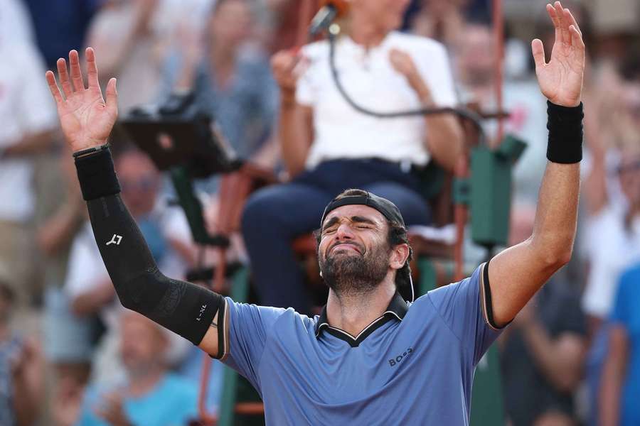 Matteo Berrettini sărbătorește victoria epică în fața lui Francisco Comesana Matteo Berrettini sărbătorește victoria epică în fața lui Francisco Comesana