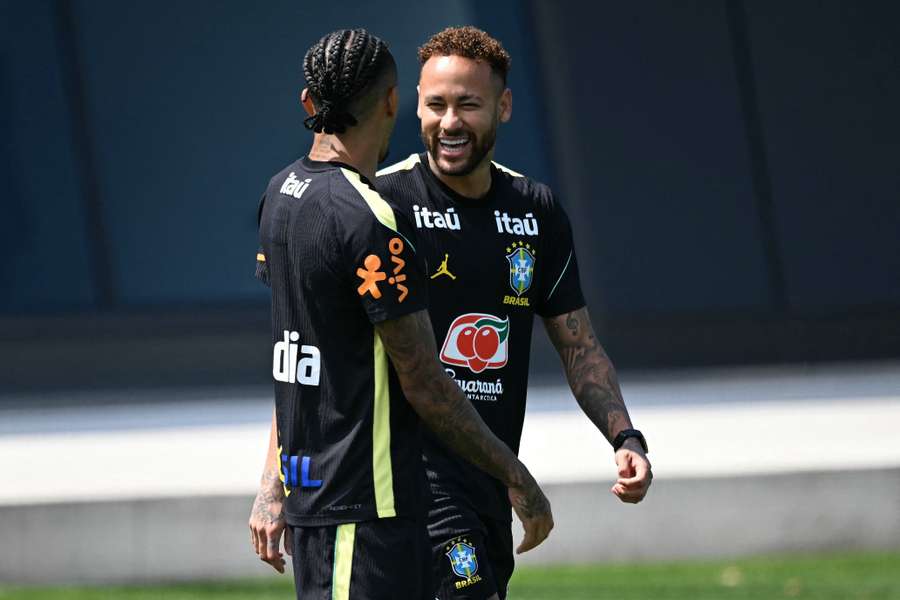 Um sorridente Neymar chega ao treino da Seleção Brasileira Um sorridente Neymar chega ao treino da Seleção Brasileira