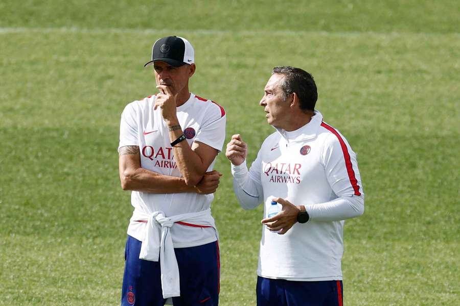 Luis Enrique et l'un des membres de son staff à l'entraînement mardi. Luis Enrique et l'un des membres de son staff à l'entraînement mardi.