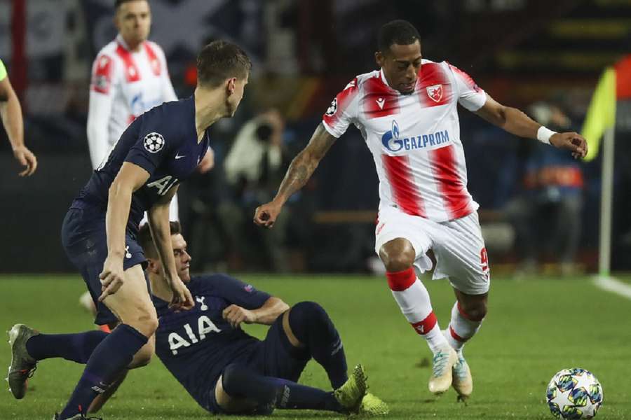 Rajiv van La Parra (R) in het shirt van Rode Ster Belgrado (2019)