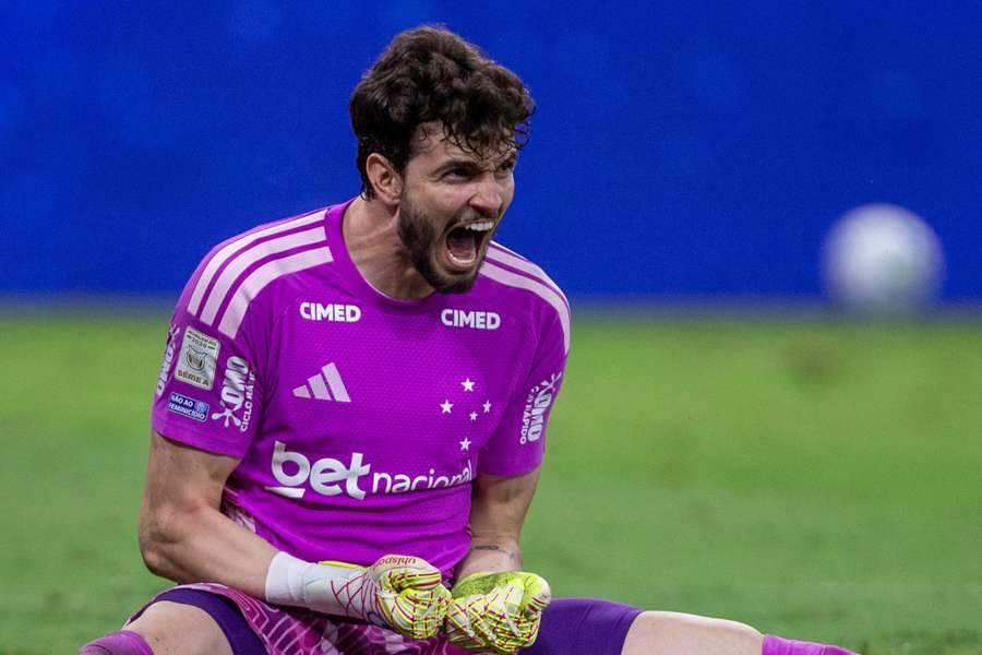 Otávio vibra após defesa
