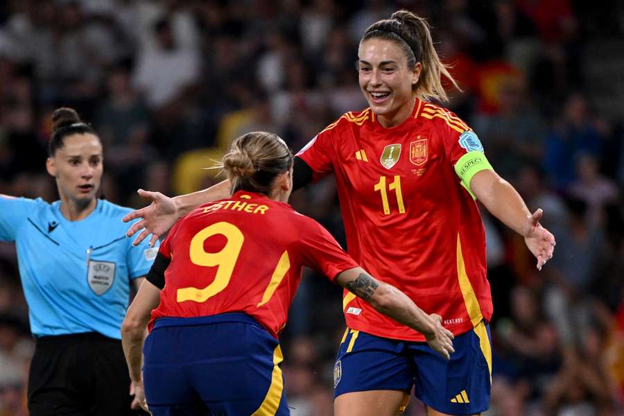 Alexia Putellas célébrant son but avec Esther Gonzalez lors d'Espagne-Portugal, Euro 2025, le 3 juillet 2025.
