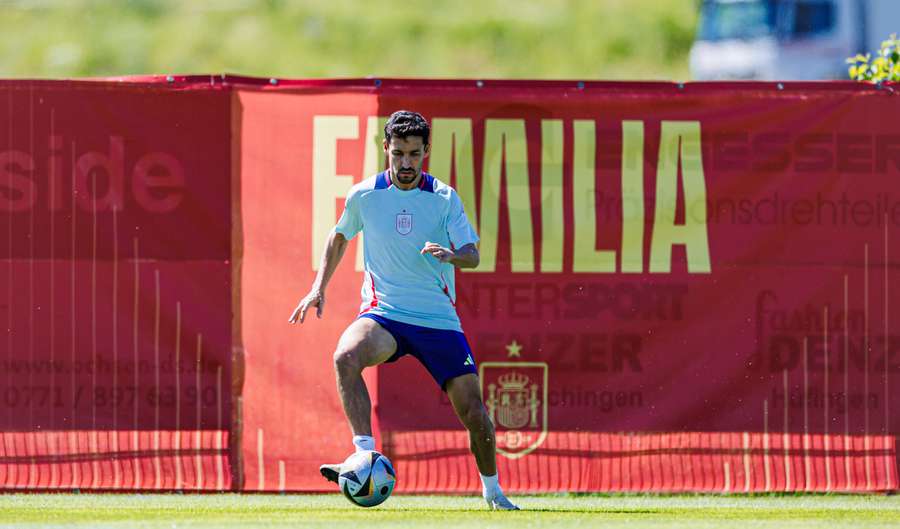 Jesús Navas, durante el último entrenamiento antes de medirse a Francia