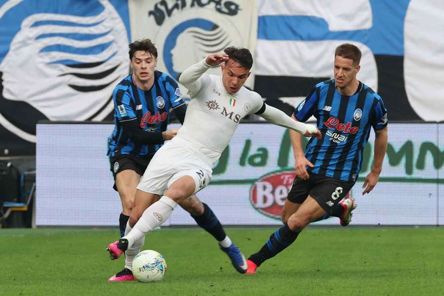 Napoli's Giovane battles for the ball with Atalanta's Mario Pasalic Napoli's Giovane battles for the ball with Atalanta's Mario Pasalic