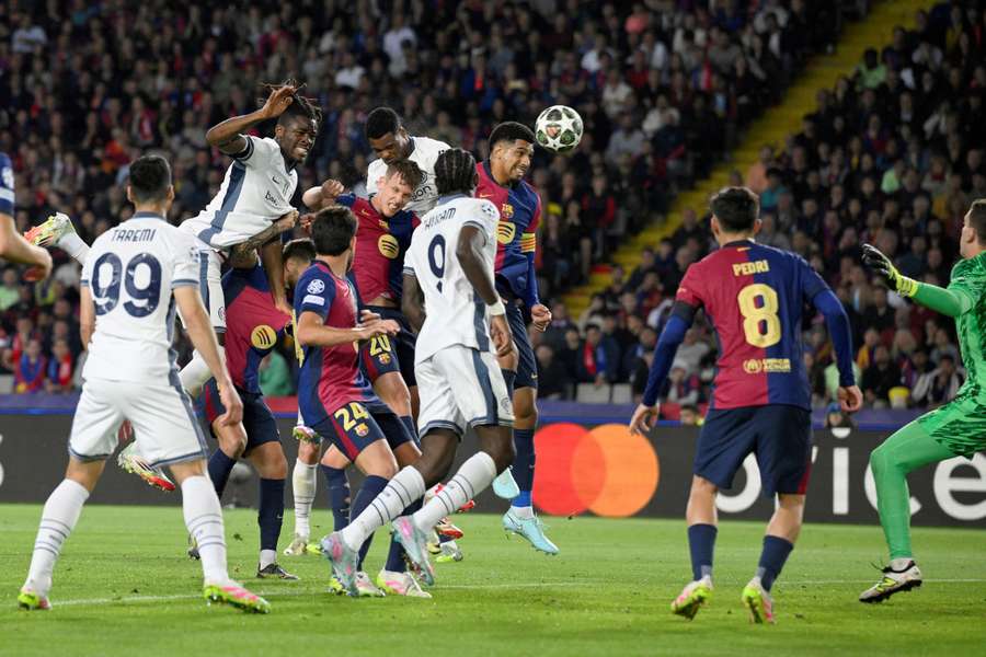 Dumfries remata a puerta en la jugada del 2-3